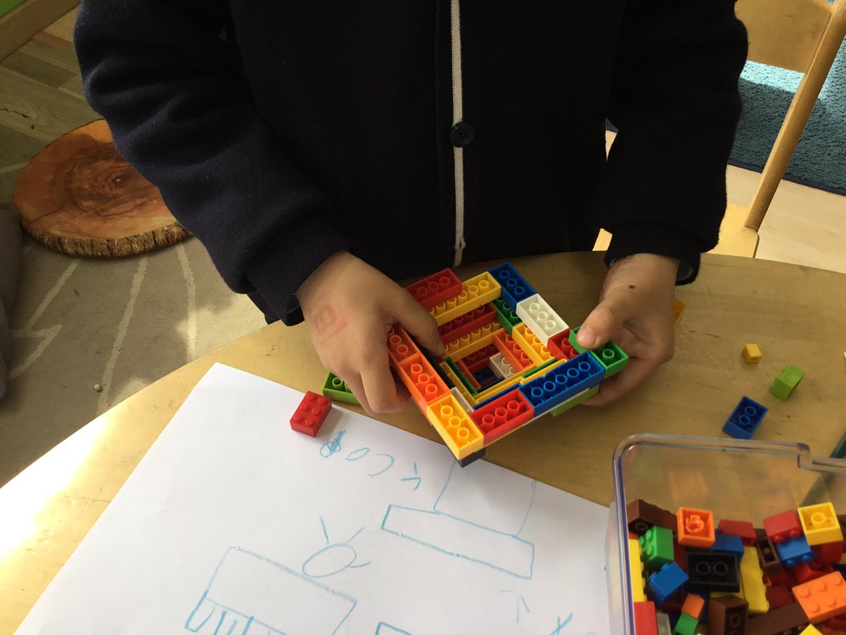 P_DeLuca2nd's tweet image. Step 2:Create. Making structures that will keep water cool in the sun. #kisj #fossscience