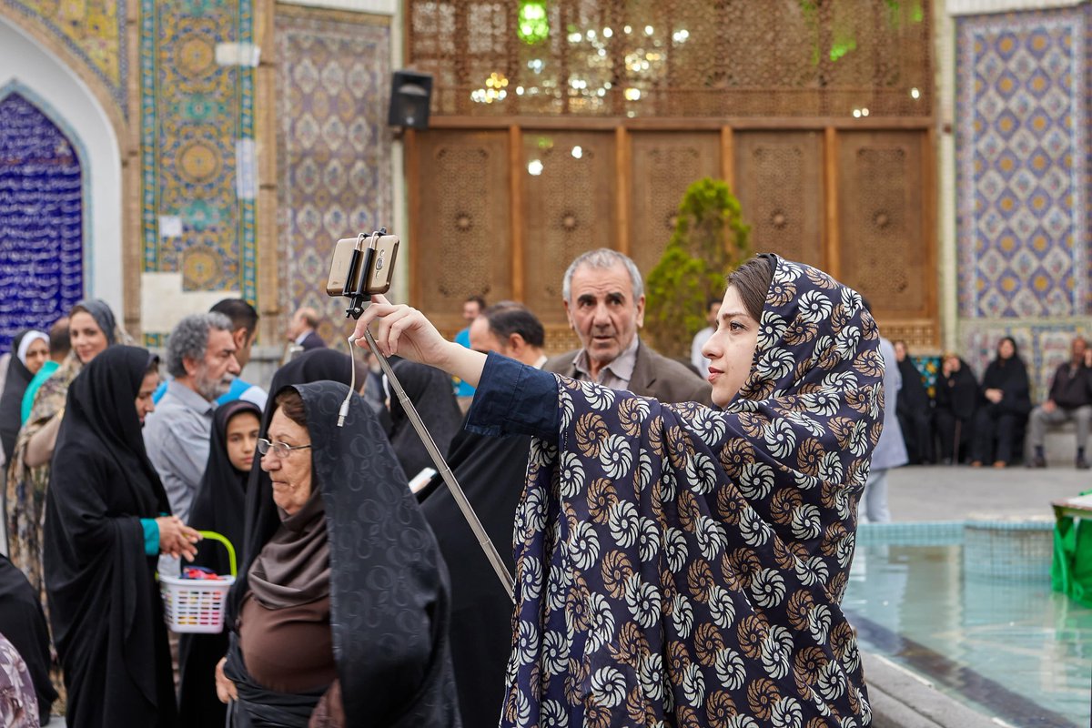 公式 旅らびcom 世界の絶景まとめ Sur Twitter チャドル の詳細情報 国 イラン 民族衣装の詳細 チャドルとは主に イラン人女性が外出する際に身に着ける伝統的な服装で 顔以外の身体全体を覆うマントのような衣装です 宗教的な観点からイラン政府は