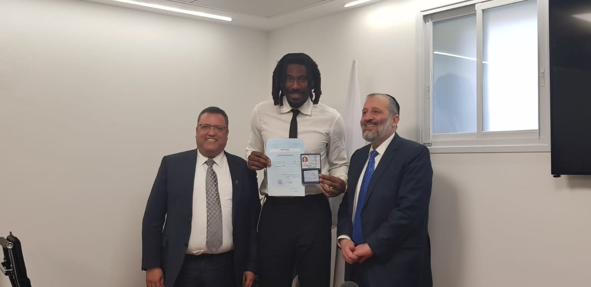 Amare Stoudemire receives his Israeli ID card with Jerusalem Mayor Moshe Lion and Interior Minister Aryeh Deri. Credit: Aryeh Abrams