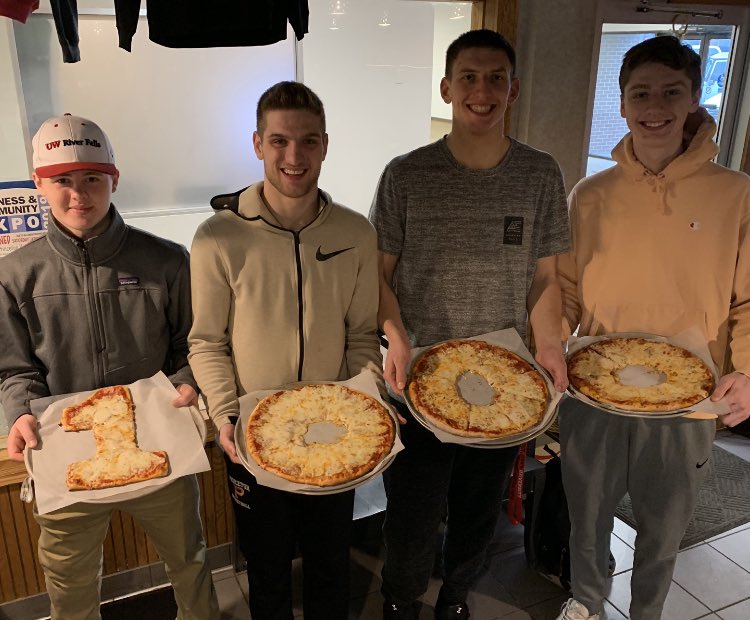 ptown_pizzabarn's tweet photo. Earlier on the season,  I mentioned that those that achieved scoring 1000 career points would get a free pizza. Tonight, FOUR players redeemed!  Congrats James, Adam, Jon and Reilley.  Good luck at Section Finals on Thurs! 💪🏼@PHSTigersMN @PrincetonBoysBB @MSHSLjohn https://t.co/52KqJau4aw