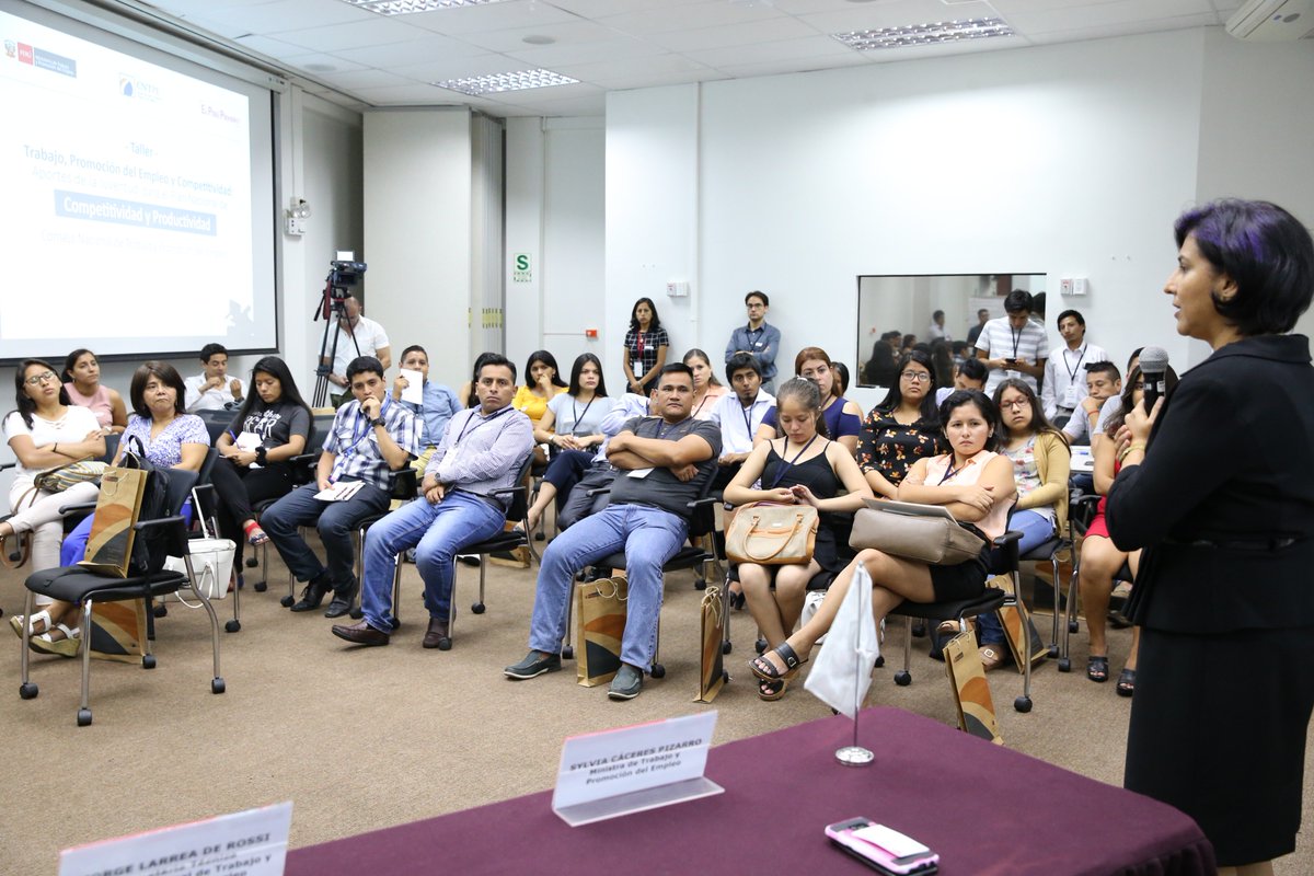 MTPE_Peru's tweet image. Escuchando a los jóvenes. Ministra Sylvia Cáceres se reunió con representantes de universidades y de Red de Empresarios y Emprendedores para conocer sus preocupaciones y propuestas para elaboración del Plan Nacional de Competitividad y Productividad 
#PNCP #GenerandoConsensos