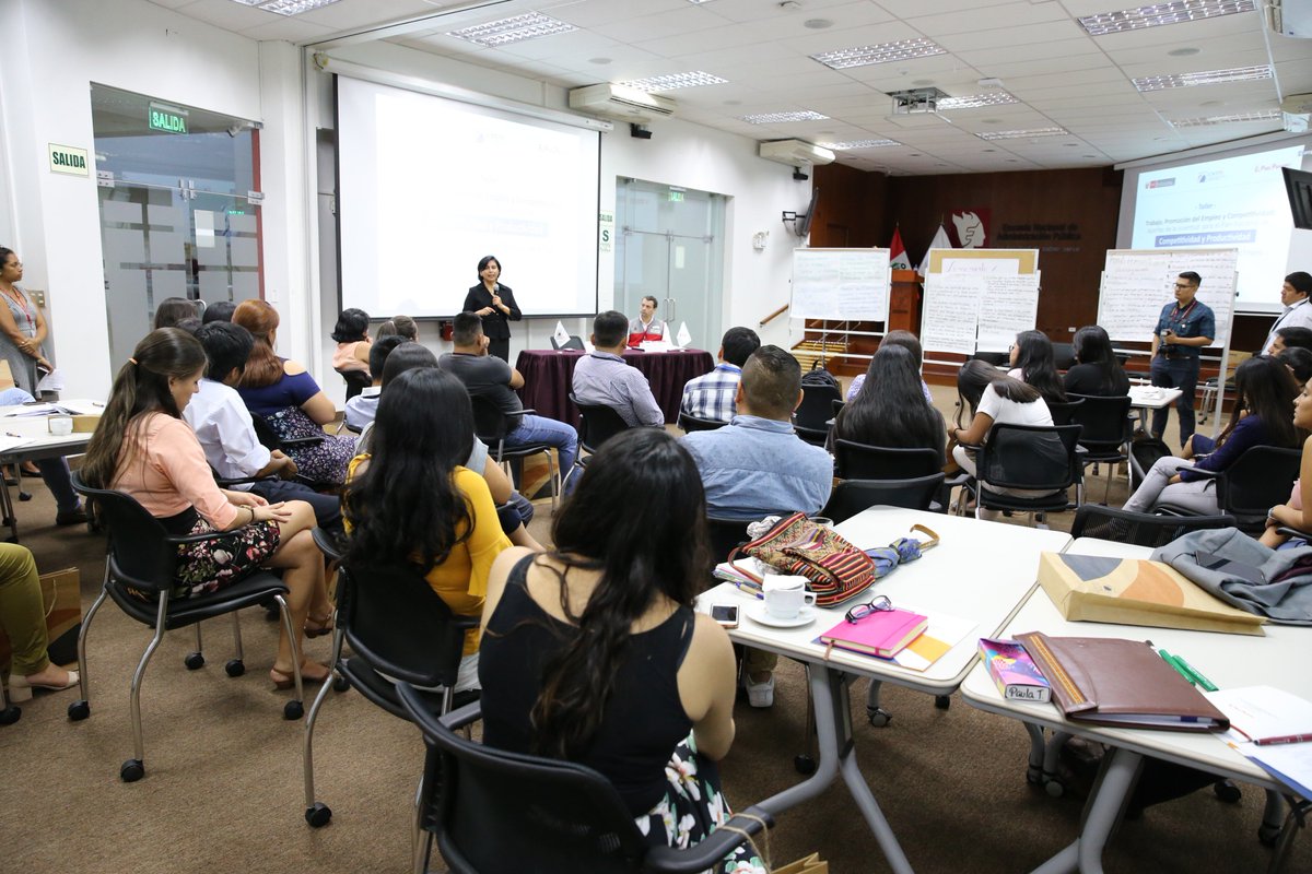 MTPE_Peru's tweet image. Escuchando a los jóvenes. Ministra Sylvia Cáceres se reunió con representantes de universidades y de Red de Empresarios y Emprendedores para conocer sus preocupaciones y propuestas para elaboración del Plan Nacional de Competitividad y Productividad 
#PNCP #GenerandoConsensos