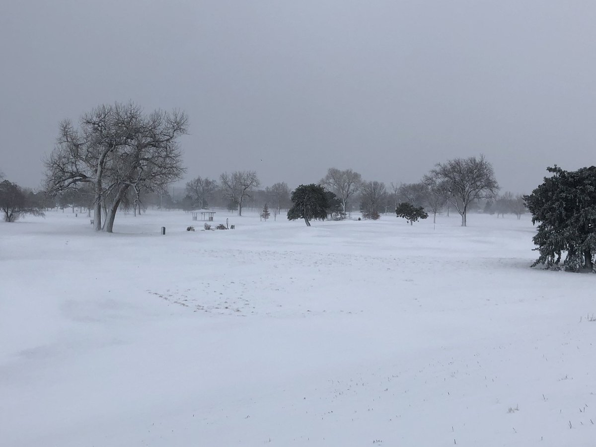 lljohnsongolf's tweet image. This will all be gone by this time next week, and we’ll be golfing! 🤞🏻#SpringInColorado #DenverSnow