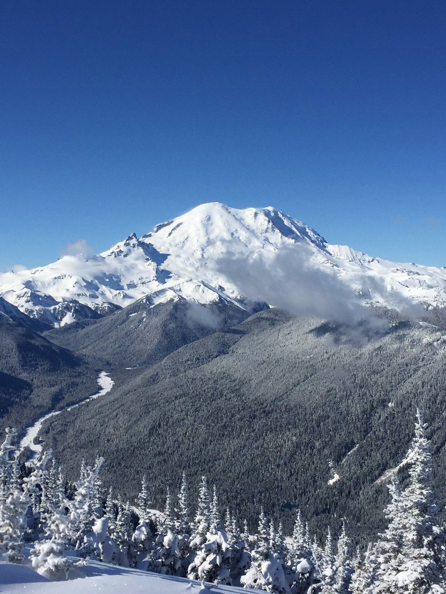 #instagramdown so back on Twitter. Awesome day of skiing <a href="/CrystalMt/">Crystal Mountain</a> today. #mtrainier - I salute you.