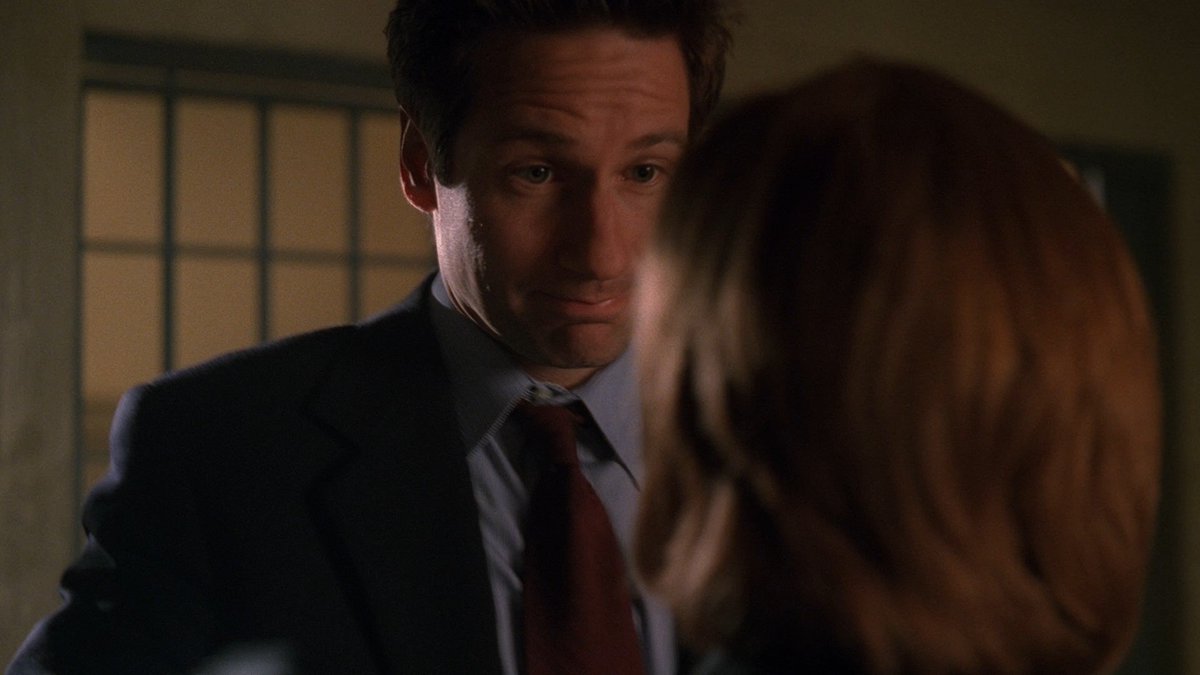 "Mulder puts his hands on Scully's shoulders, so he can spin her around and effectively switch positions with her." (This one is dedicated to @KikoCrystalBall. ) #XFScriptWatch  #Milagro