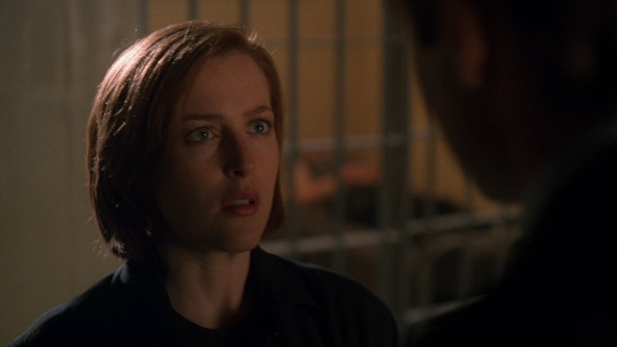 "Mulder puts his hands on Scully's shoulders, so he can spin her around and effectively switch positions with her." (This one is dedicated to @KikoCrystalBall. ) #XFScriptWatch  #Milagro
