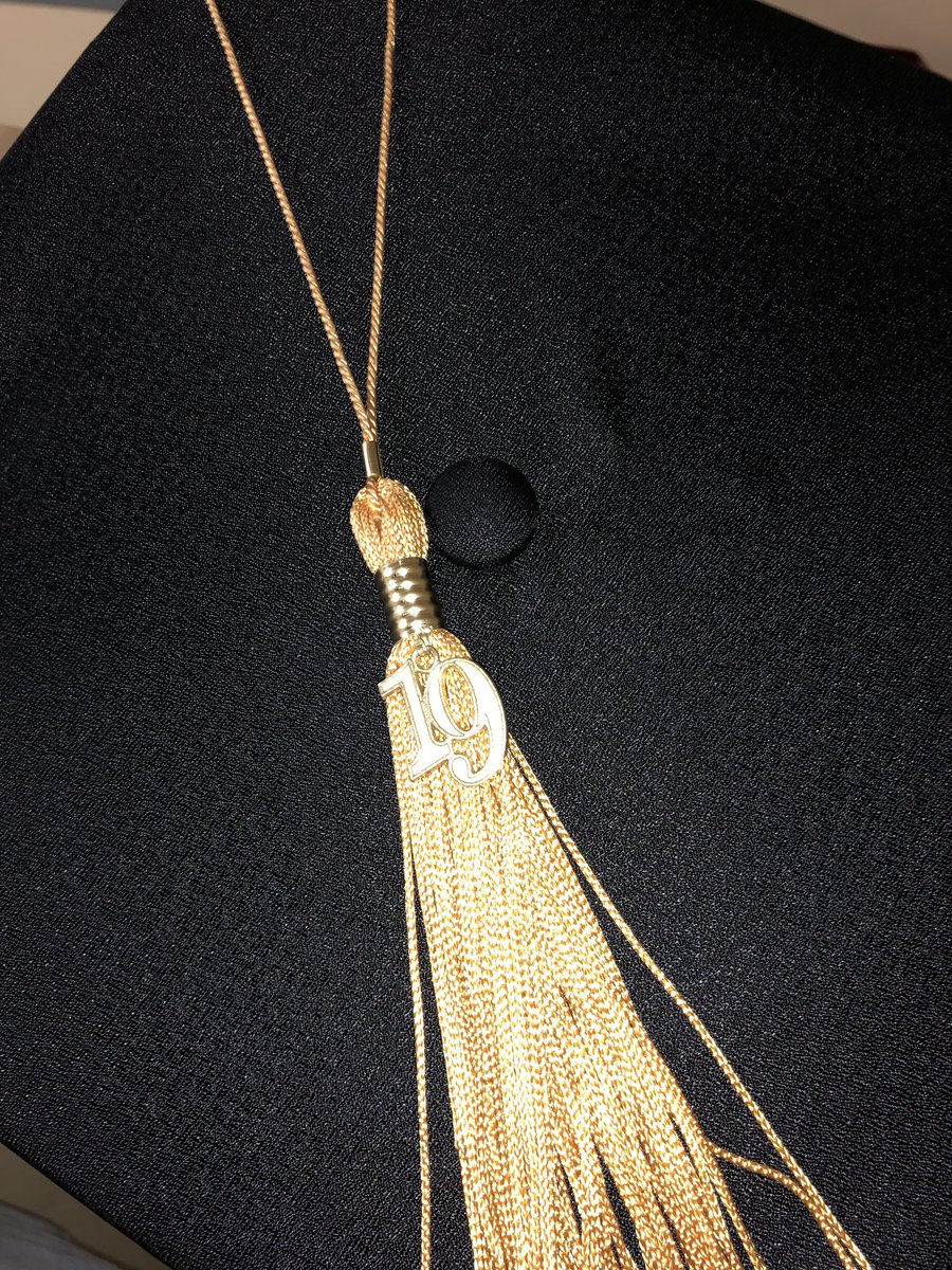 _justbeing_j's tweet image. I received my graduation attire today. However I took it out the bag like 5 times and my girl told me to go put it up like child😅 #GraduationSZN