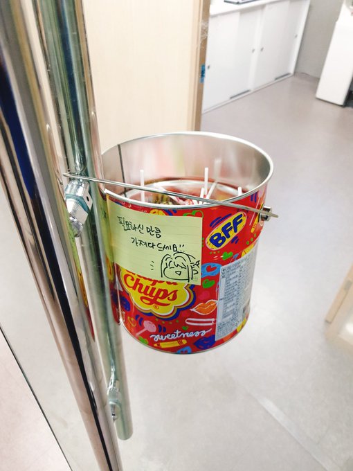 오늘 아침까지도 화이트데이인줄 몰랐다가 출근길에 호다닥 사서 달아둠; 