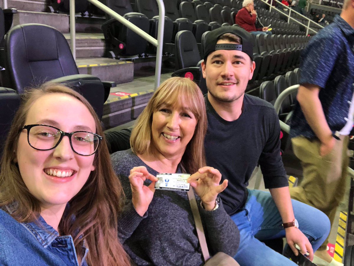 Coach_Eagleson's tweet photo. #Pac12Hoops at @TMobileArena with the fam! 🏀 https://t.co/od3xzN4rIQ