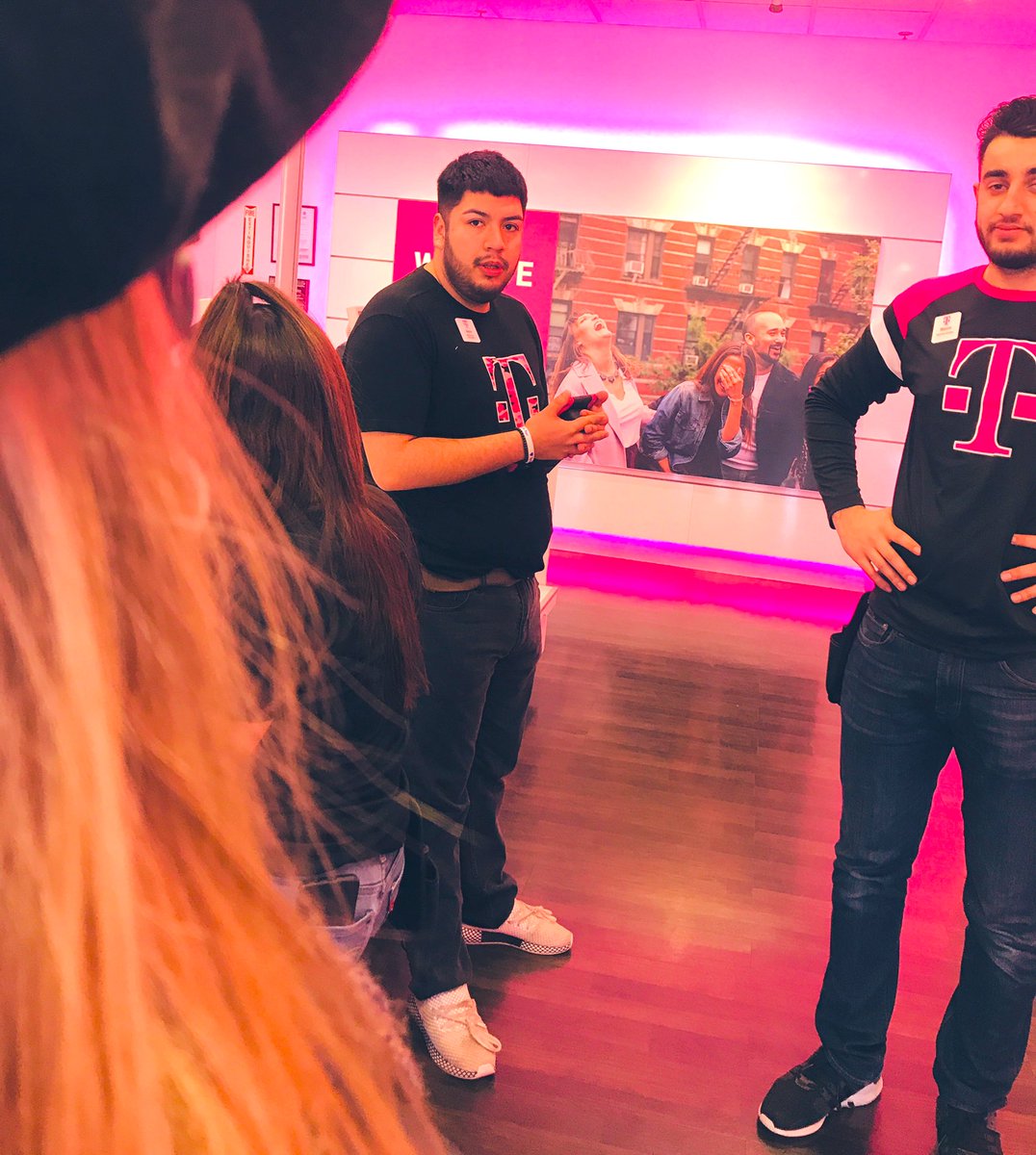 BallMarley15's tweet image. I was trying to show the customer that The Gear IconX buds DONT stick out like other Bluetooth wearables.. @EDUB_WASIM @EDUBJAYCE can’t believe my Making it Personal skills ❤️🔥🙏🏽 #DMsmatter #interactionModel #HammerLane #happycustomer #handsfreedriving can you spy the buds?