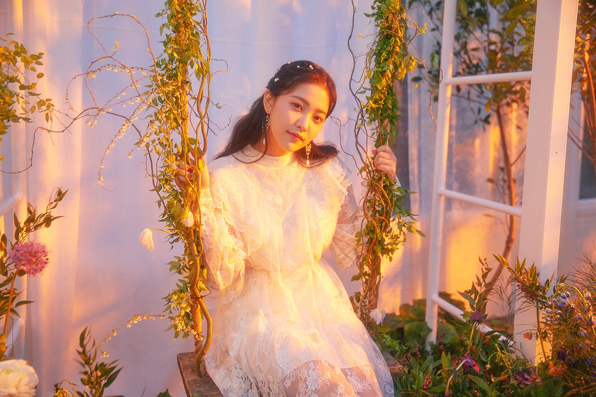 YERI’s first solo song ‘스물에게 (Dear Diary)’ will finally be available today at 6PM KST!
Don’t miss the music video featuring YERI’s fruity and sweet moments as well!

🎧 예리 (YERI) ‘스물에게 (Dear Diary)’ : 2019.3.14. 6PM (KST)

#예리 #YERI #스물에게 #DearDiary #STATION