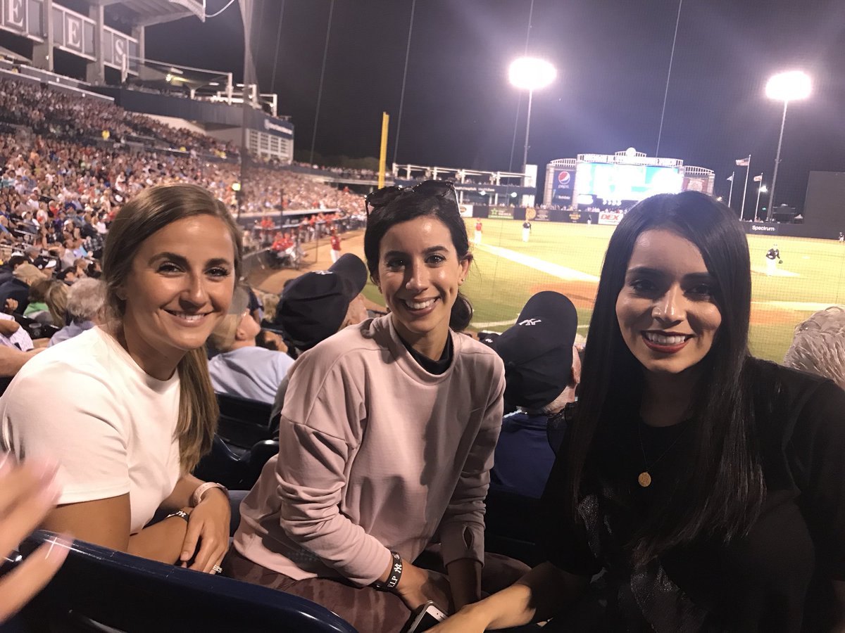 Nancyarreola11's tweet photo. Con mis bellas amigas 💕⚾️🌴.  #Yankees #SpringTraining https://t.co/zy7Y5cAxpt