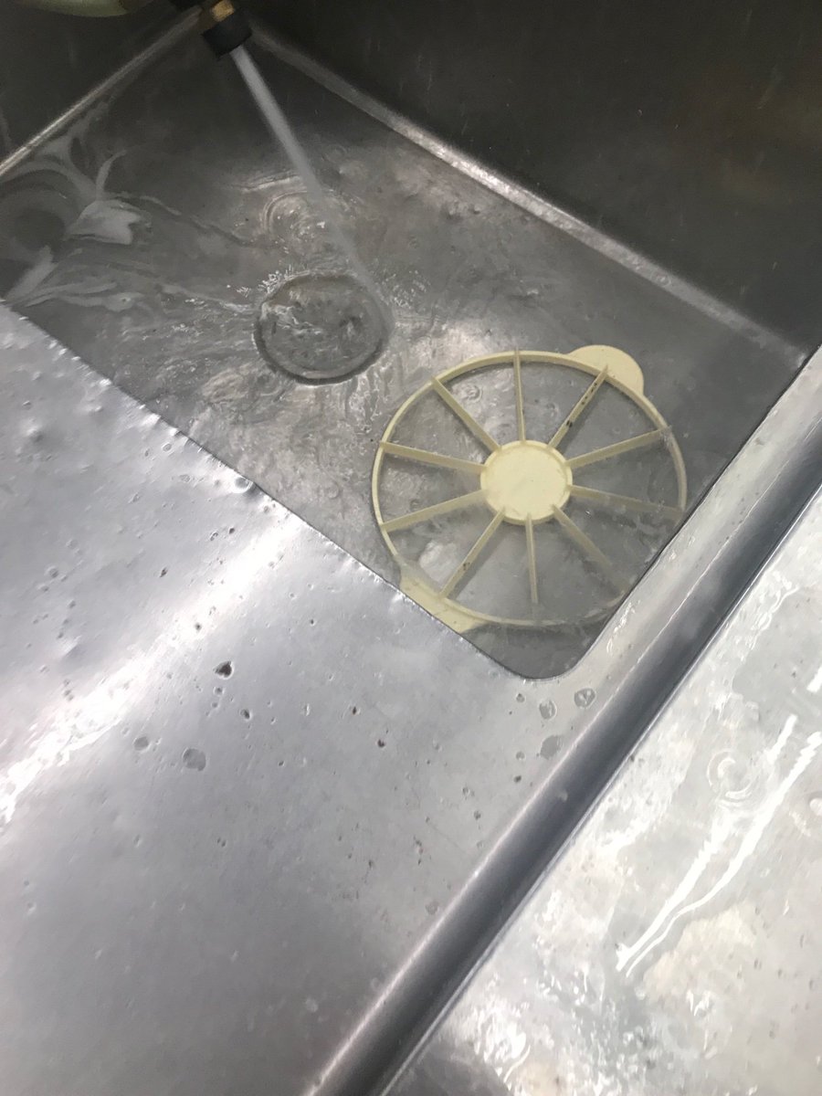 urzipcode's tweet photo. Remember this for the next time you order from the bakery. Dishes get washed with no soap and are only sprayed down with hot water. Most ‘clean’ dishes come back looking like this or feeling greasy #ebtech https://t.co/ghrdMB1mYc
