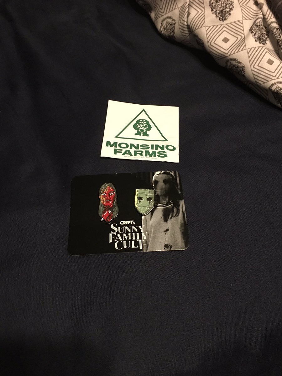 LeviathansMind's tweet image. I got the pins from #LootFright a while ago and just got around to putting them on my work hat also I don’t know where to put the sticker pls halp #CryptFamily @CryptTV