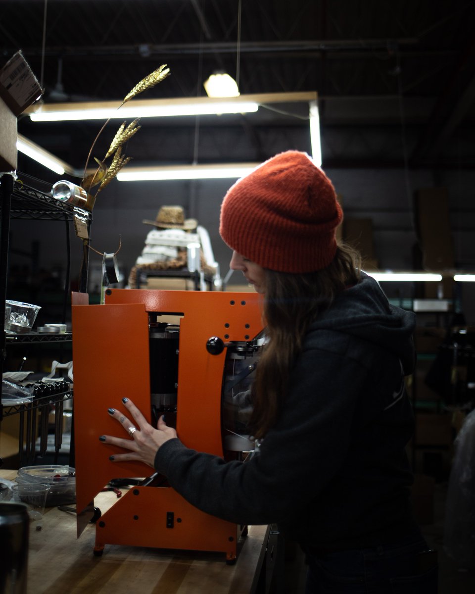 Last step before this custom MK32 heads out into the world 😊. No tools required; back covers attach with magnets. #oktoberdesign #sellmorebeer #canseamer