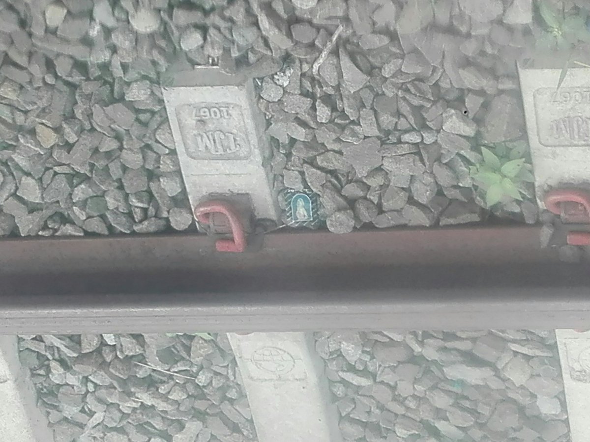 Balada <a href="/TissueMagic/">supermagic</a> tercecer di sisi jalur DDT <a href="/KAI121/">Kereta Api Indonesia</a> yang belum aktif