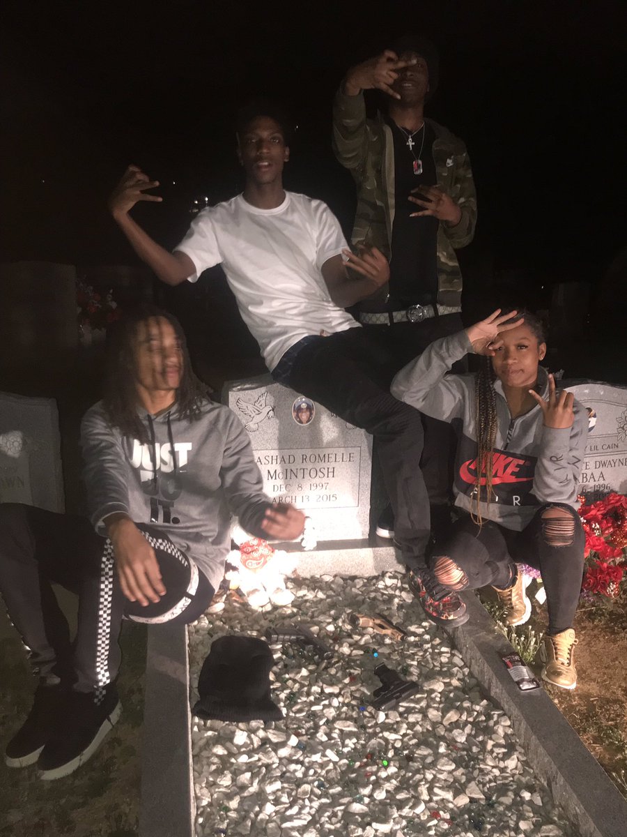yuwantchina's tweet photo. It’s been a long 4 years without my fav my dawg my day 1 been gone from me , I still get emotional every time I think about you , but I know you still with me love you Forever #GunplayDay #LongLiveGunPlay @BgeGunplay https://t.co/sNiqeqUfCM