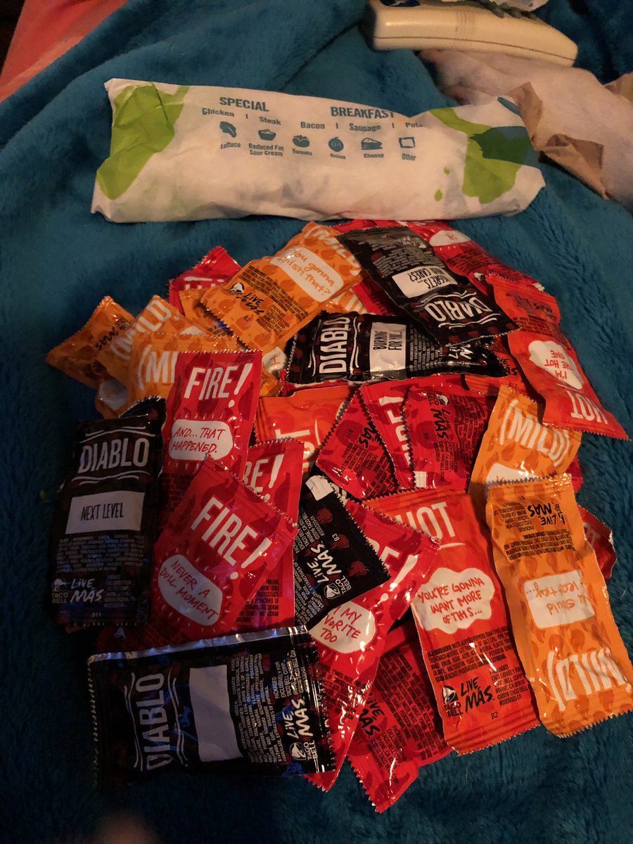 tracimark's tweet image. #pawapproved amount of sauce, THANKS! @tacobell lol