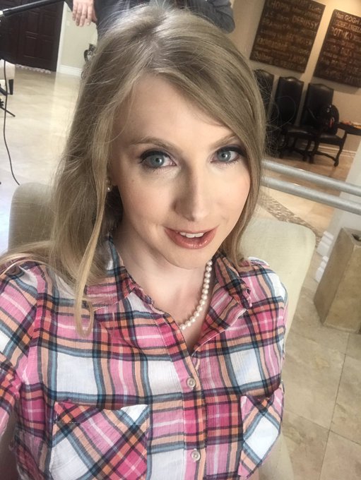 Anyone doing anything fun in Hollywood tonight? DM me if ya wanna chill. https://t.co/54MObFfWau<a href="/tag/hello"class="tags"><span>#hello</span></a><a href="/tag/parade"class="tags"><span>#parade</span></a><a href="/tag/fourthofjuly"class="tags"><span>#fourthofjuly</span></a>