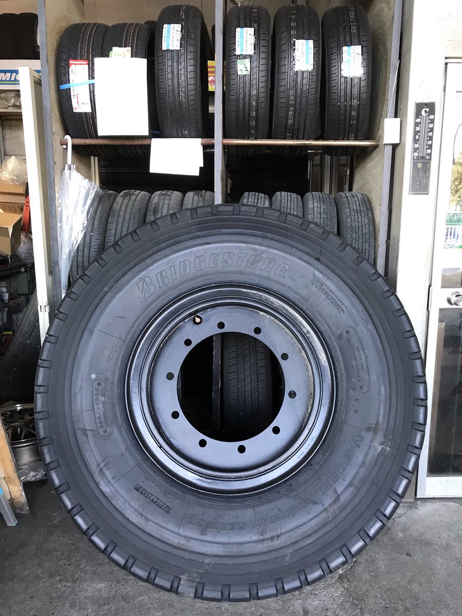 相広タイヤ商会 タイヤガーデン川越 ラクタークレーン車のタイヤ取り付けしました タイヤサイズ 385 95r25 です 全てが大きい ラクタークレーン バルブ 相広タイヤ タイヤ