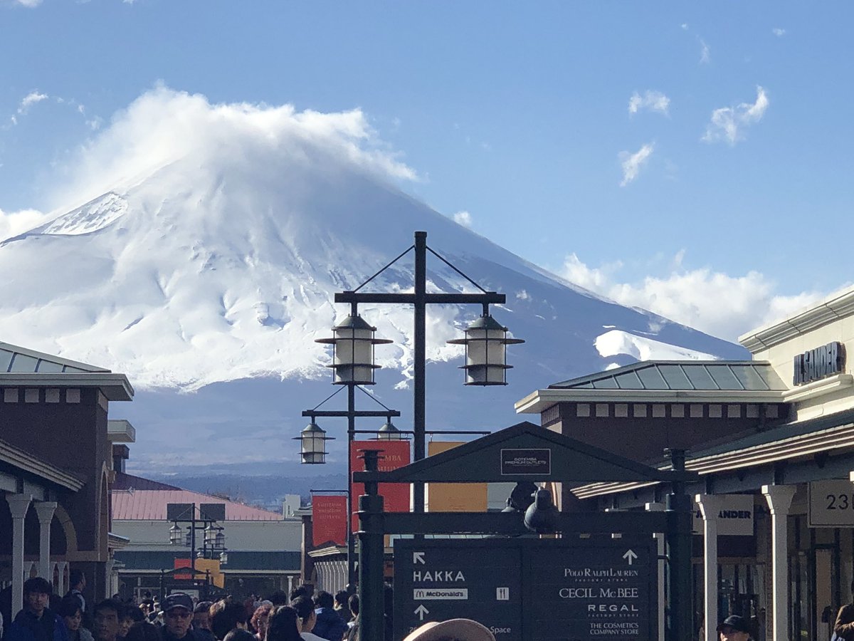 富士急行バス 公式 富士山を大きく撮るコツですか ズームを使って 遠近の圧縮効果を狙って見ましょう 御殿場でもダイナミックに撮れますよ 御殿場プレミアム アウトレット By Iphonex Mtfuji 写真撮ってる人と繋がりたい 御殿場営業所