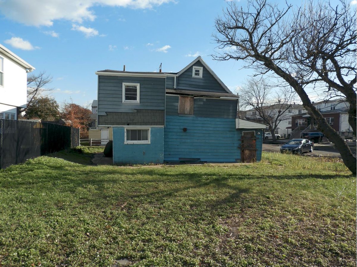 amonib4realty's tweet photo. $185,000 - Off-Market - CASH ONLY -Queens, NY - Single Family home #Fire sale - about 6200 sq ft lot- #buyersagent #realestate #teamrealny #offmarketlistings #queens #realbroker #realbrokerllc #investorfriendlyagent #fixerupper #fixandflip #amonib4realty #msflippette #mrsflipette https://t.co/kyrOfXeXWm