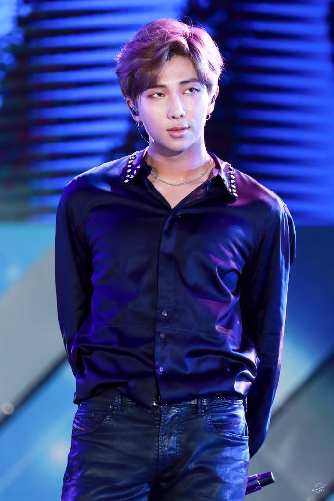 아 근데 김남준씨 겉옷 안 입고 딱 셔츠 하나만 입었을때 핏 진짜 대박적임 직각 어깨는 아니고 약간 둥근데 뼈가 튀어나와서 생기는 셔츠 주름부터 필라테스 그거 뭔데 신이 하는 운동이야ㅜ뭐야 가압빠 진짜 미치게하네