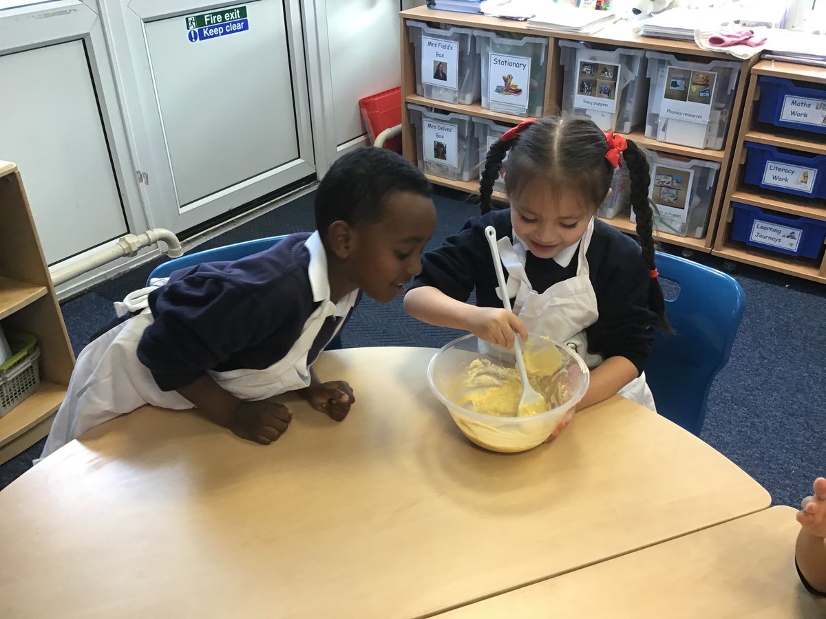 RecBellfieldi's tweet photo. Reception had a great time at cooking club yesterday
We made cupcakes and iced some biscuits 
They were yummy 😋 https://t.co/AJHt8fgkmp