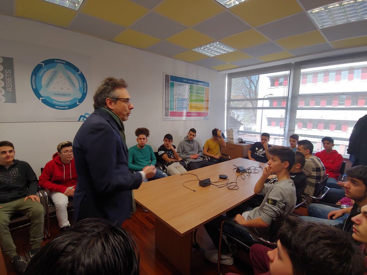 CelaniSilvia's tweet image. #MilanoDigitalWeek @omnitechit gli studenti protagonisti per l’apprendimento delle #competenzedigitali . Parliamo di #iot di #security e #IntelligenzaArtificiale @MaurizioMilazzo @Nicotra62