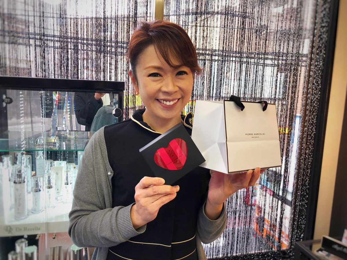 HeartfulE's tweet photo. HB empress 斎藤です❤︎
#平成最後のホワイトデー ということでチョコレートいただきました。#ピエールマルコリーニ！ピンクとハート好きなのでパッケージからウキウキ！ワインと合うフランボワーズのチョコなので楽しみです❤︎飲み過ぎないようにせねば(笑)
夕方からも頑張ります！

#亀有 #エステ https://t.co/vS9rIkO5ip