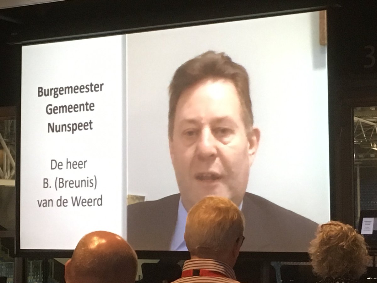 De burgemeester spreekt de aanwezigen op de incidentonderzoekdag #IOD19 #IOD2019 per video toe: er is gerichte wetgeving voor batterijopslagen nodig, maar dat duurt nog jaren. Werk intussen aan bewustwording bij bedrijven én particulieren