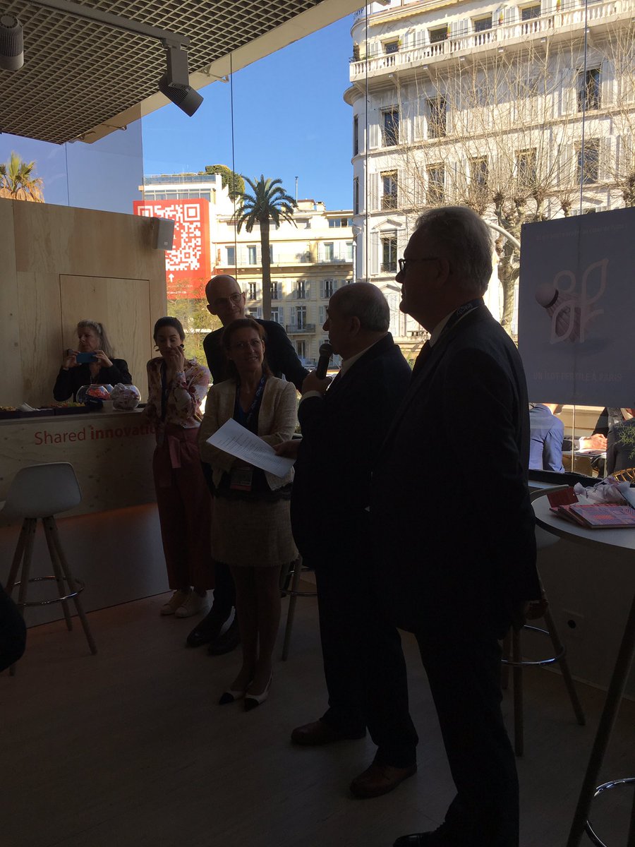 [#MIPIM2019] Je suis heureux de voir ce projet avancer avec la signature du permis de construire : créer le premier quartier 0 #carbone il y a 4 ans était audacieux !  <a href="/jlmissika/">Jean-Louis Missika</a> #reinventerparis 1️⃣