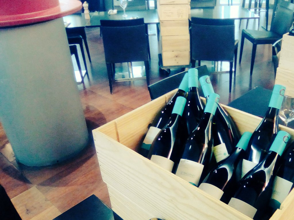 Le matin commence bien -  au #bar du #restaurant <a href="/LAVINIA_France/">LAVINIA France</a> {avec 1 ☕! 😚} après un joli tour de scooter à travers la Ville des Lumières magnifique 🗼 Accueil toujours aussi chaleureux et pechu par le chef 
#LaviniacelebreleVin #fandechenin Merci.