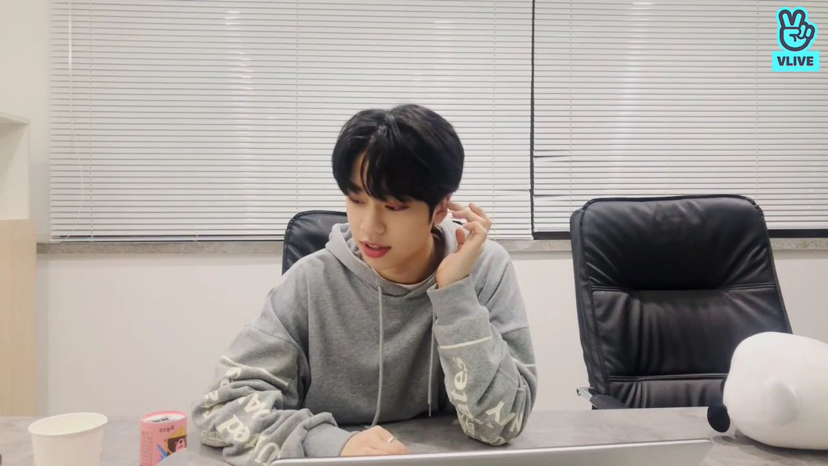 kdh_words's tweet photo. (동현이가 제일 좋아하는 한 마디?)

음.. 저는, 어.. 그 말이 되게 와 닿는 거 같아요 제가, 언제.. 우리 팬분들이 편지나 이런 거나 카페 댓글 같은 거 달아주시고, 카페도 편지를 쓸 수 있잖아요 그래서 그런 걸 이렇게 보는데, 물론 모든 문장 모든 단어 모든 편지가 감동적이고 너무 행복하지만, https://t.co/5iRkQRlVV6