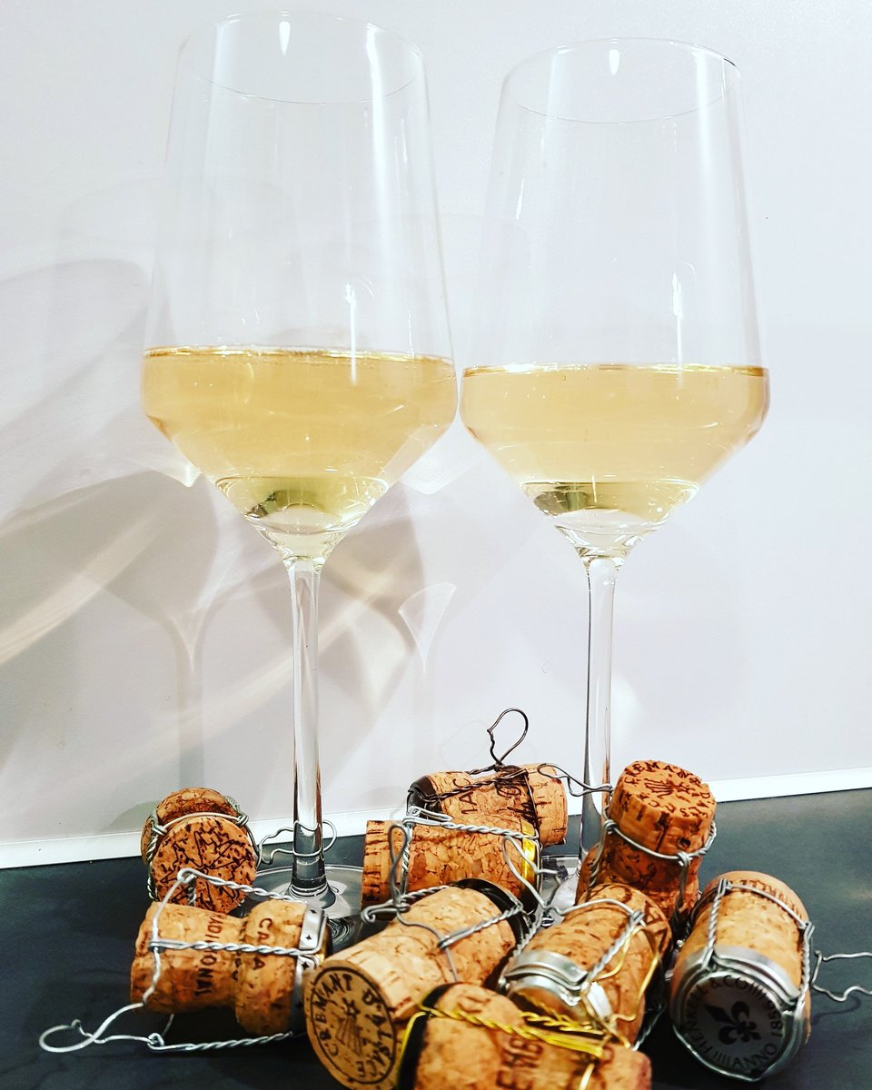 Wijndummy's tweet photo. Popping corks! Passed all three exams I took (first try) @wijnacademie #vinologenopleiding (vinology study) Last exam in August! #happyasfuck #bigsmile 🍾🥂🍾🥂🍾
#wine #winelife #wijn #winelover #winegeek #wineoclock #wineblogger #amazing #smile #picoftheday https://t.co/bBMPYt5GDs