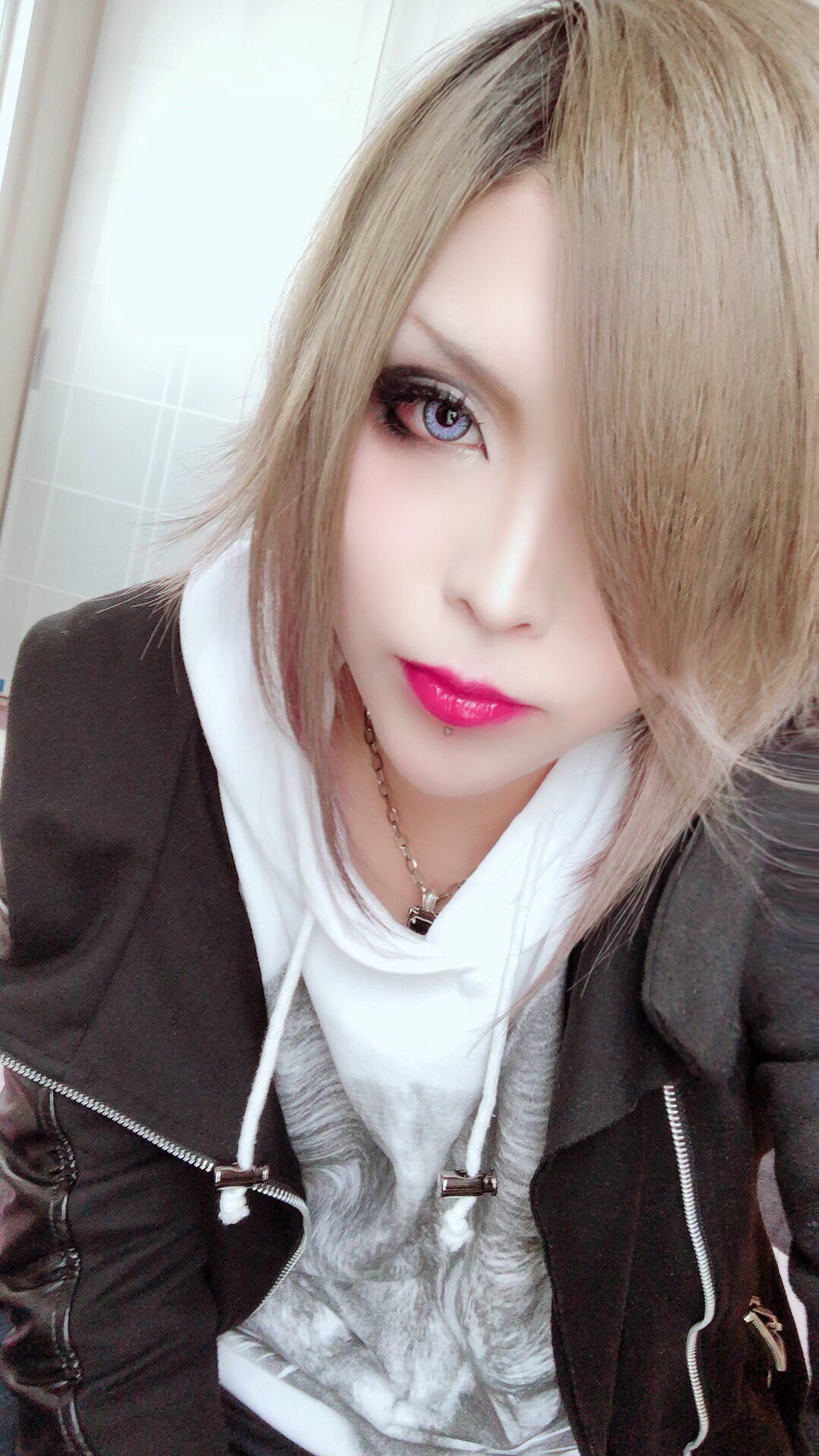 かいむ 派手髪とももう少しでおさらばなので 少し濃いめのv系メイクしてみました 何だろう ものすごく糞麺っぽい W メイクが分かり易いようにアップめ リップありとなしどっちが好きですか V系好きな人と繋がりたい 気になった人お迎えいきます