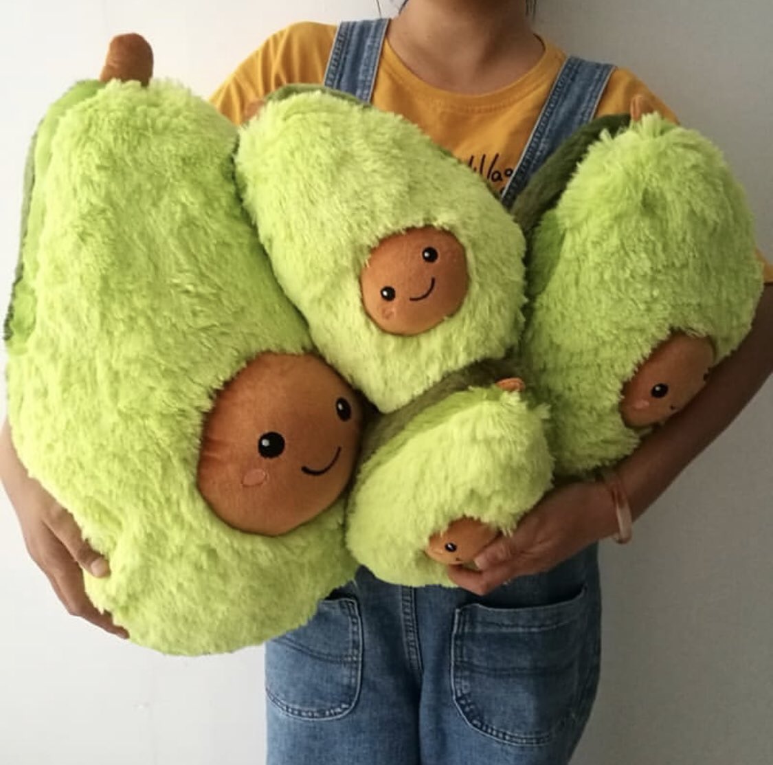 GossipRoomOff's tweet photo. Ces peluches toutes mignonnes ont été spécialement conçues pour tous les amoureux d’avocats 🥰🥑 https://t.co/TYUwa0ELh8