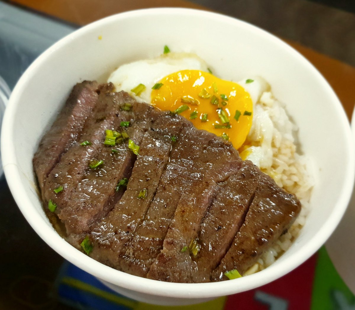 Siang ini dikirimin Tubo dengan rasa baru yang belom pernah di launch.
Hint : enak banget wkwk
In pic 📷 : Tubo best seller truffle gyudon.
Kalo blm pernah makan ini kalian melewatkan keniqmatan duniya.