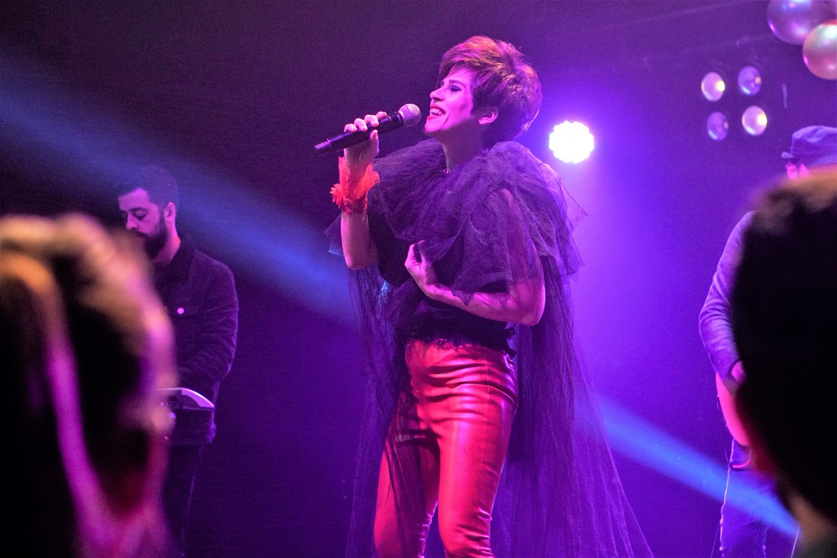 #ElimiBırakma dizisinin yeni bölümüne ünlü popçu #Aydilge konuk oluyor. Dizide Cenk karakterini canlandıran #AlpNavruz ise yine dizi için eğitimini aldığı bateri şovu ile seyirci karşısına çıkacak.