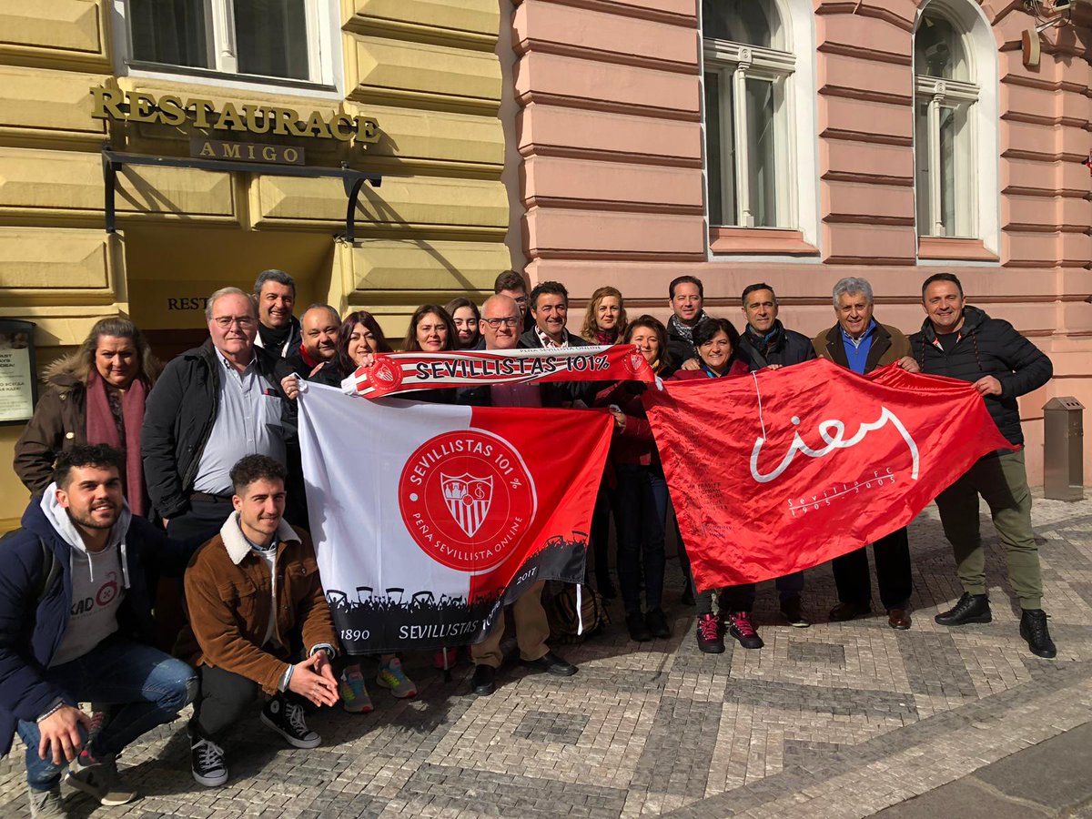 Sevillistas en Praga (Foto: Federación de Peñas).