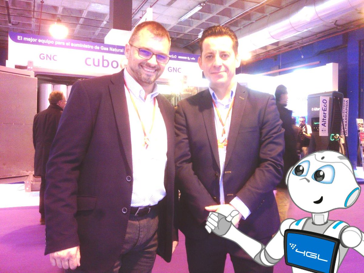 PepperoniRobot's tweet photo. Por fin he conocido en #4GL a @andresgomcen #FotoRobot #4GLMOTORTEC https://t.co/QijXDwoQwh