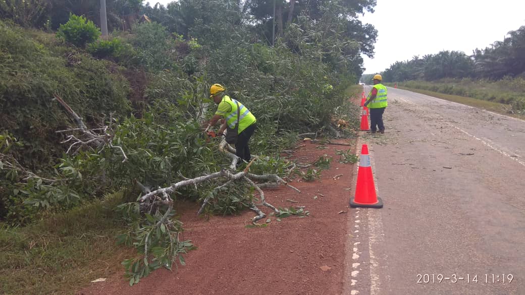 Ft 11 (  Jln Keratong - Bahau )
Seksyen 105.00
Kerja2 pembersihan pokok tumbang untuk keselesaan serta keselamatan pengguna jalan raya.
@P2Muadzam 
<a href="/Roadcare_Phg/">ROADCARE PAHANG</a> 
@Roadcare_Msia 
<a href="/JKRrompin/">JKR Rompin</a> 
<a href="/JKRPAHANG/">JKR PAHANG</a> 
@MOWorks