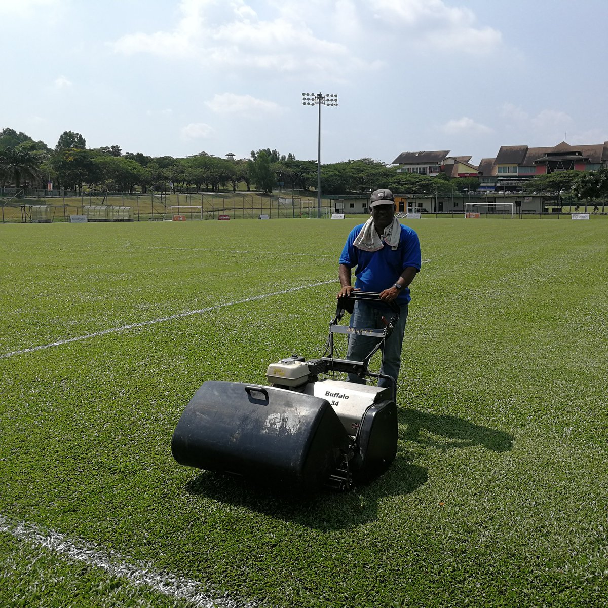 daveallett's tweet photo. A pleasure meeting the hardworking groundstaff at Sime Darby FC. Excellent cow grass pitch maintained by Perfect Turf. @AllettMowers #buffalo34 #passionforgrass https://t.co/tq2DmMR1N2
