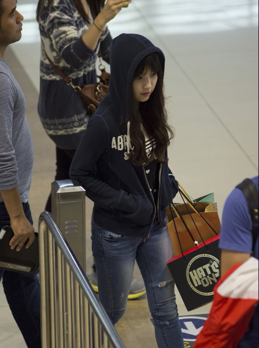 HeirsDoHeirs's tweet photo. [2019/03/14] Nina was spotted by some fans at the airport this morning. She was alone(???) and wasn't carrying a lot of luggage. Fans didn't get the chance to approach as she enter the departure gate. https://t.co/erP7Xf6O2j