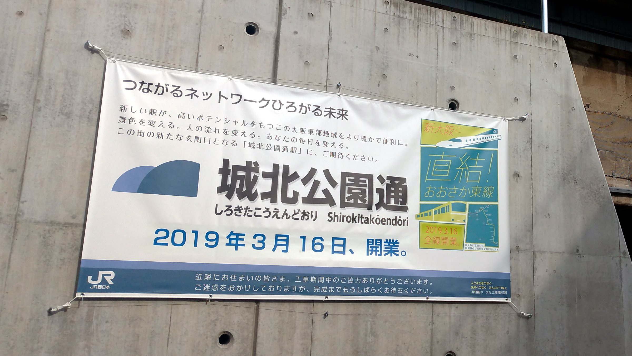 株式会社石井マーク Na Twitterze ご覧のような横断幕の生地はターポリン Tarpaulin とも呼ばれます 要は繊維と樹脂フィルムとの複合材ですが 英語本来の意味はタール Tar を塗った布から転じて防水布 防水シート それはタープという呼び方でお馴染みかもしれ