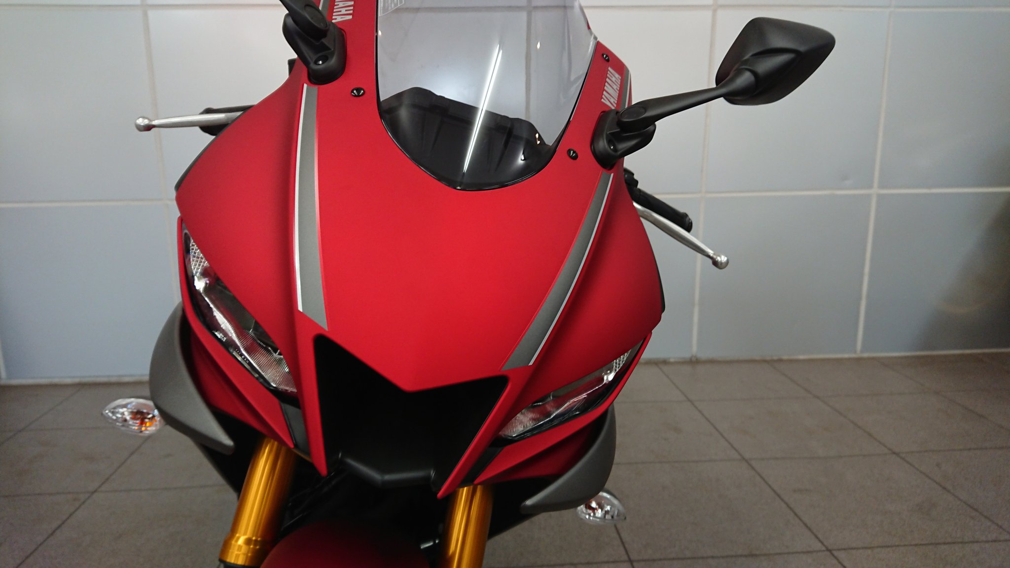 Ysp船橋 19 Yzfr25 のヘッドライトです 写真は電源オフ ポジションランプ ロービーム ハイビームです Ledヘッドライトで４灯全て点灯すると夜もとても明るく走れますね 19日にはyzf R25 Absモデルのマッドブラックも入荷しますので即納出来