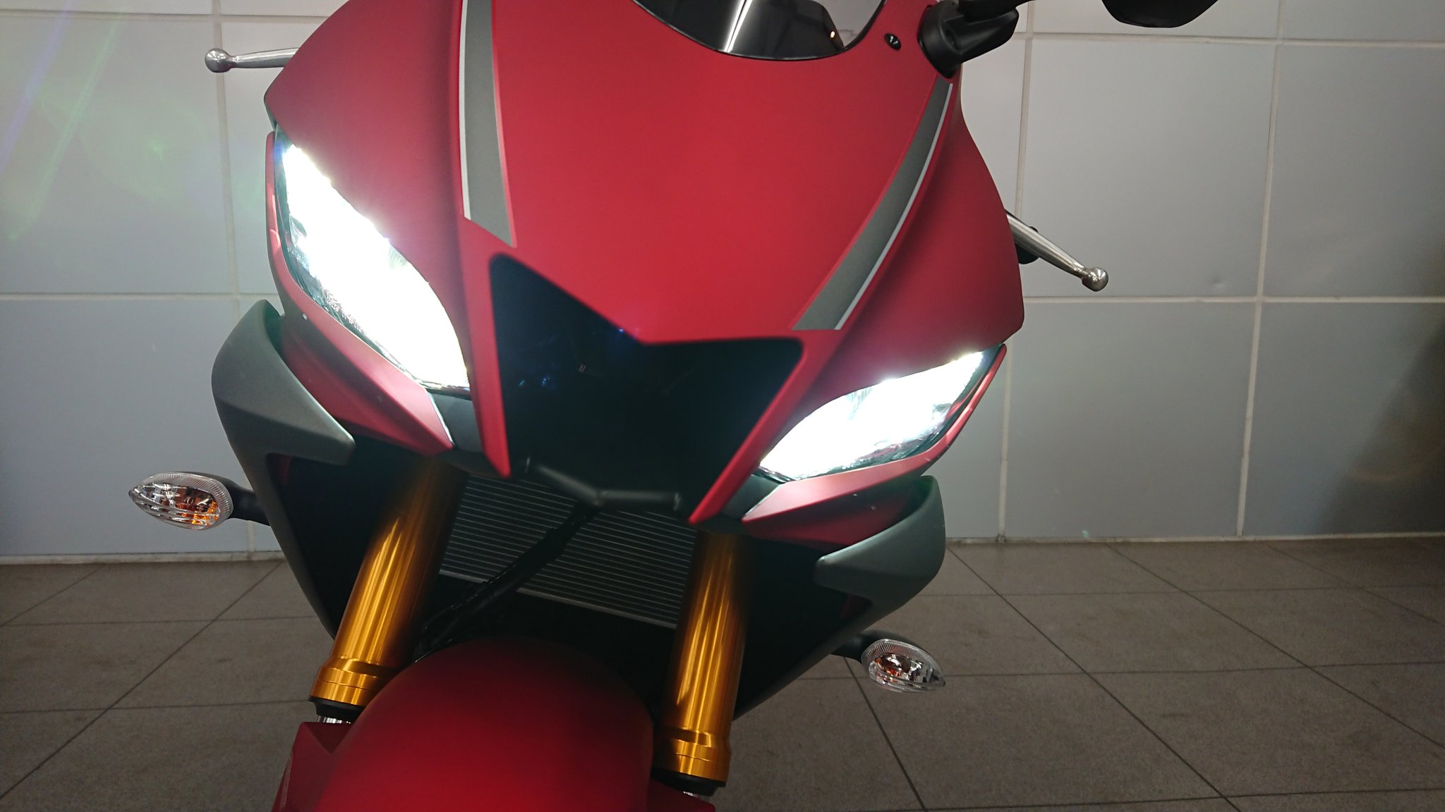 Ysp船橋 19 Yzfr25 のヘッドライトです 写真は電源オフ ポジションランプ ロービーム ハイビームです Ledヘッドライトで４灯全て点灯すると夜もとても明るく走れますね 19日にはyzf R25 Absモデルのマッドブラックも入荷しますので即納出来