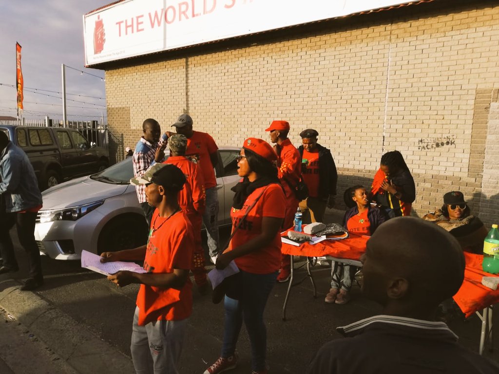 EFFCT_Ward92's tweet photo. @EFFSouthAfrica is a self-funding movement, there4 as @EFFCT_Ward92 we decided 2 embark on a daily door-door fundraising campaign, asking donations 4 Elections.Last Saturday we decided 2 take it 2 @randscapetown where we had a RAFFLE fundraising💰 @Julius_S_Malema @GardeeGodrich https://t.co/mLeHl4T2g8