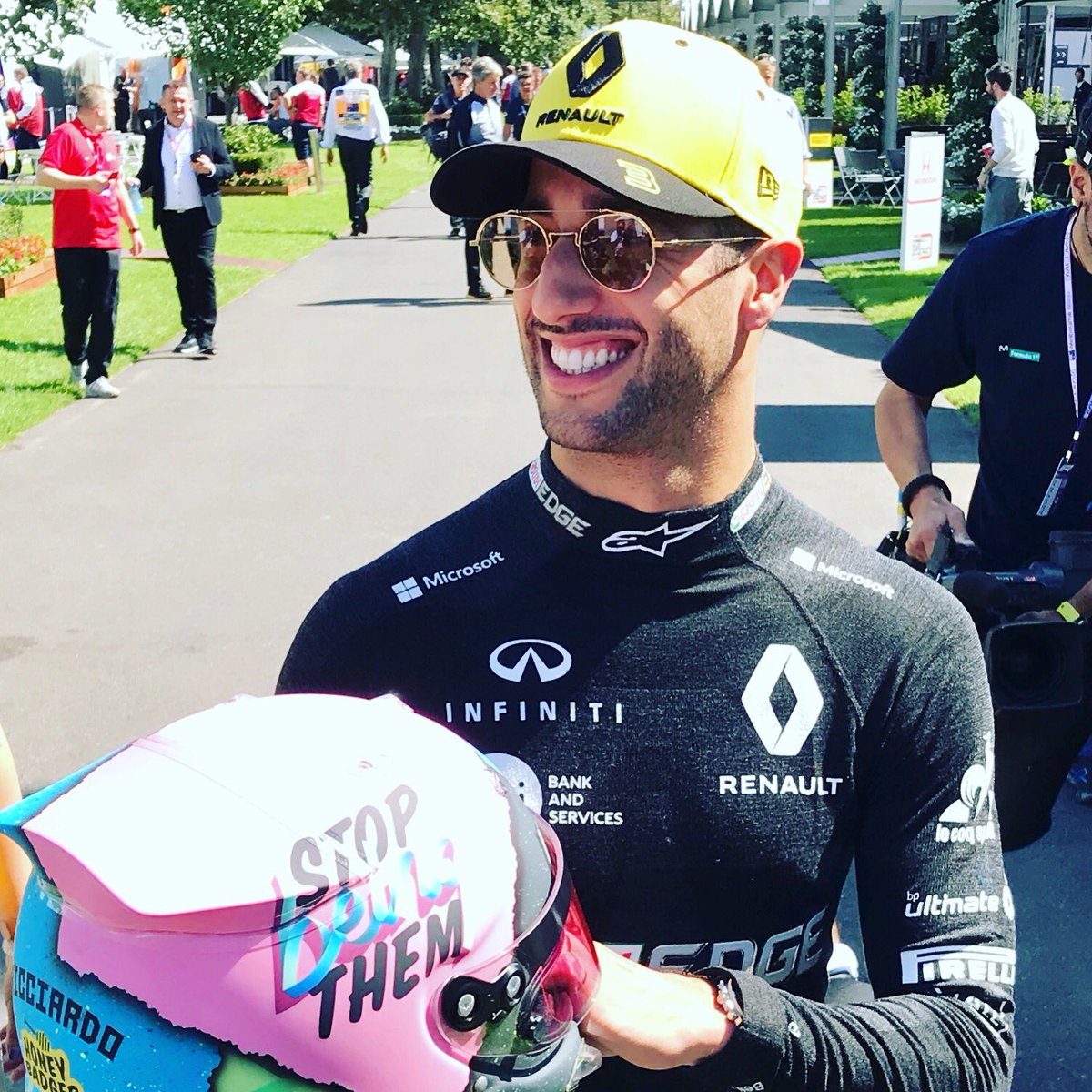 JatonFabrice's tweet photo. @danielricciardo ce matin dans le paddock du Grand Prix d’Australie. 

@RenaultF1Team #AusGP #RTSsport https://t.co/a2REkO0WOY