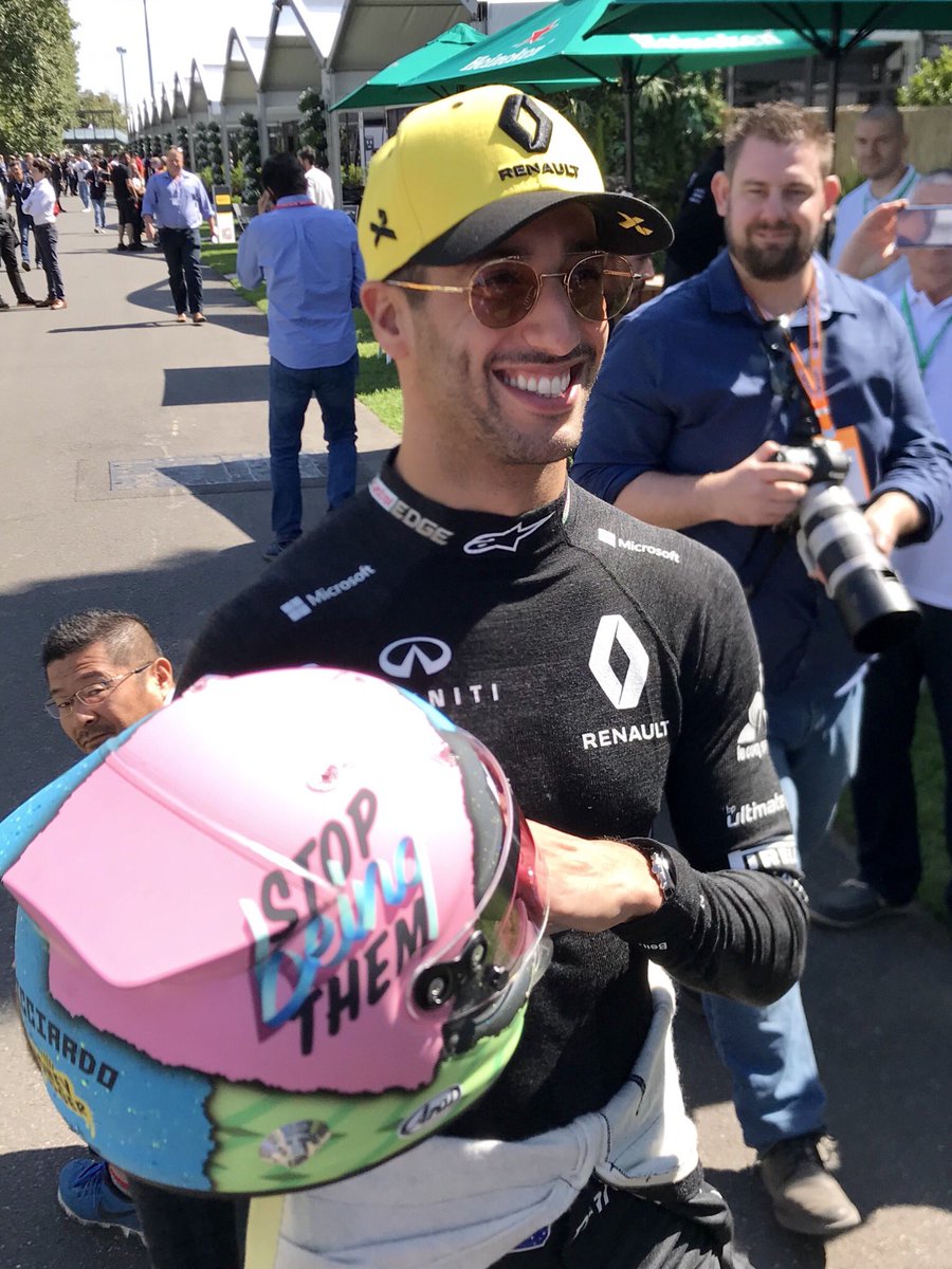 JatonFabrice's tweet photo. @danielricciardo ce matin dans le paddock du Grand Prix d’Australie. 

@RenaultF1Team #AusGP #RTSsport https://t.co/a2REkO0WOY